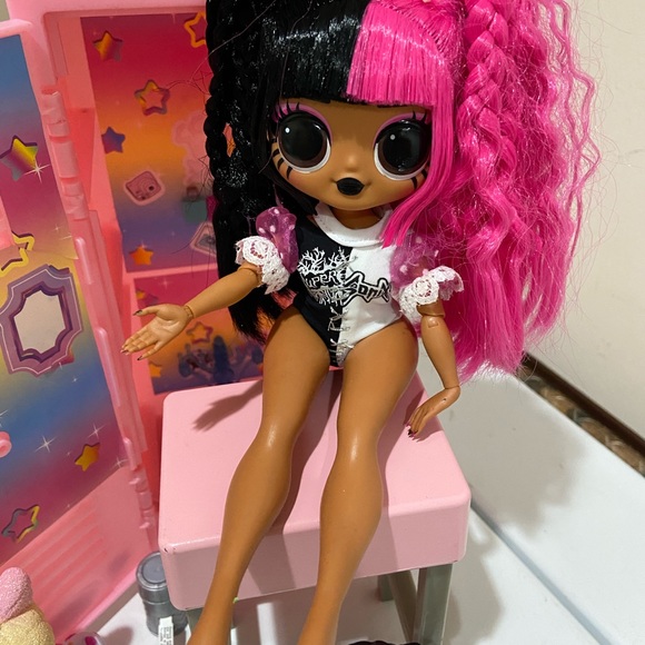 Lol (2)OMG 9” Doll with Pink locker - Picture 9 of 9